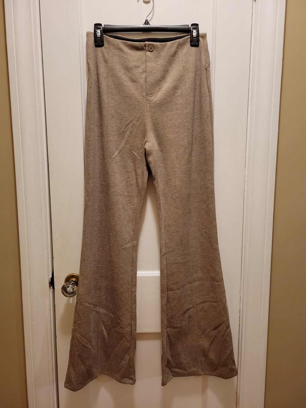 Halara High Waisted Ribbed & Flared Athleisure Pants Size M NWT Taupe